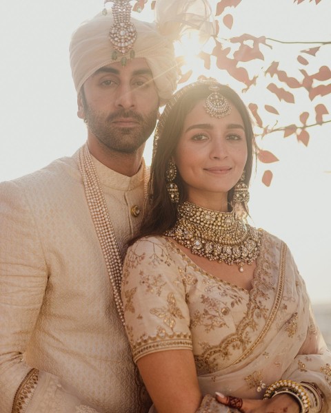 Ranbir Kapoor and Alia Bhatt Wedding Pose Pics